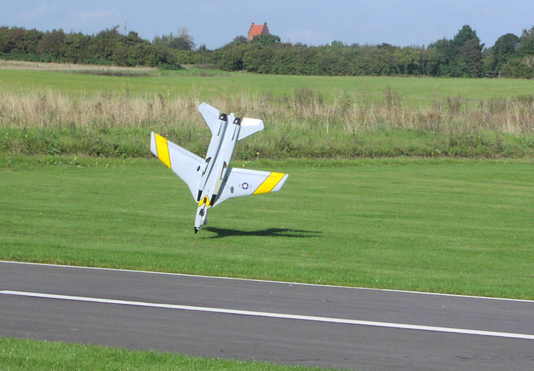 17-f14-067-landing.jpg
